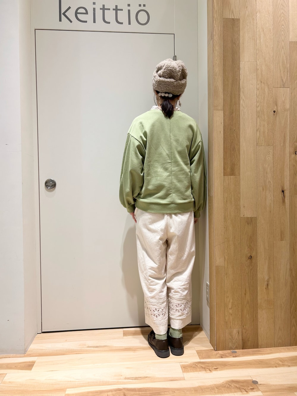 グリーン系のスウェット、ホワイト系のシャツ/ブラウス、ホワイト系のその他パンツを着用したレディースの冬コーディネートの3枚目の写真