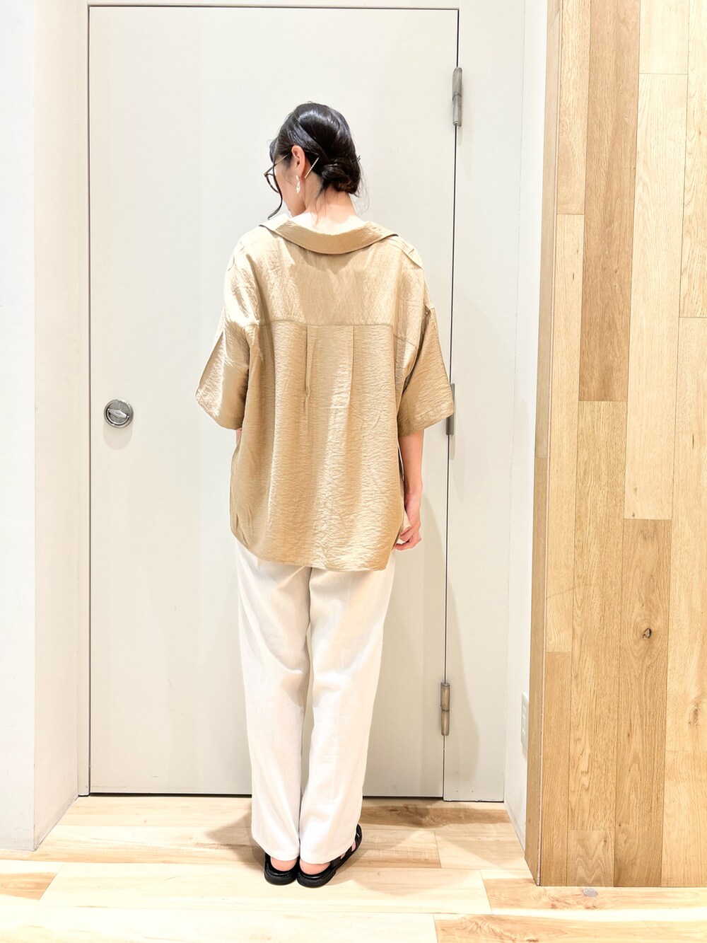 ベージュ系のシャツ/ブラウス、ホワイト系のタンクトップ、ホワイト系のその他パンツを着用したレディースの夏コーディネートの2枚目の写真