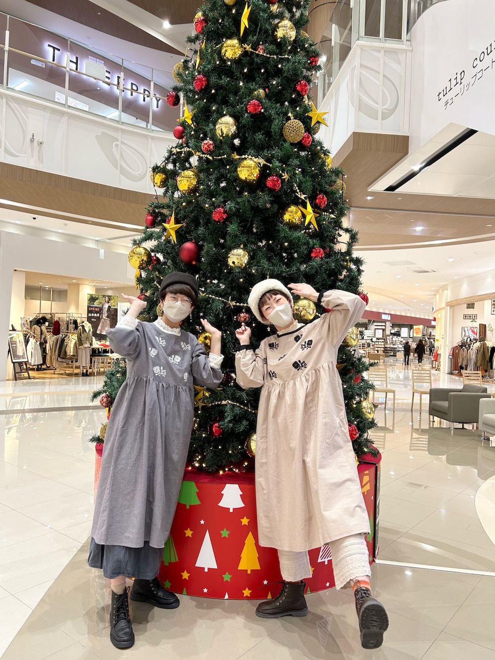 ホワイト系のシャツ/ブラウス、ベージュ系のワンピース/ドレス、ベージュ系のパンツを着用したレディースの秋コーディネートの4枚目の写真