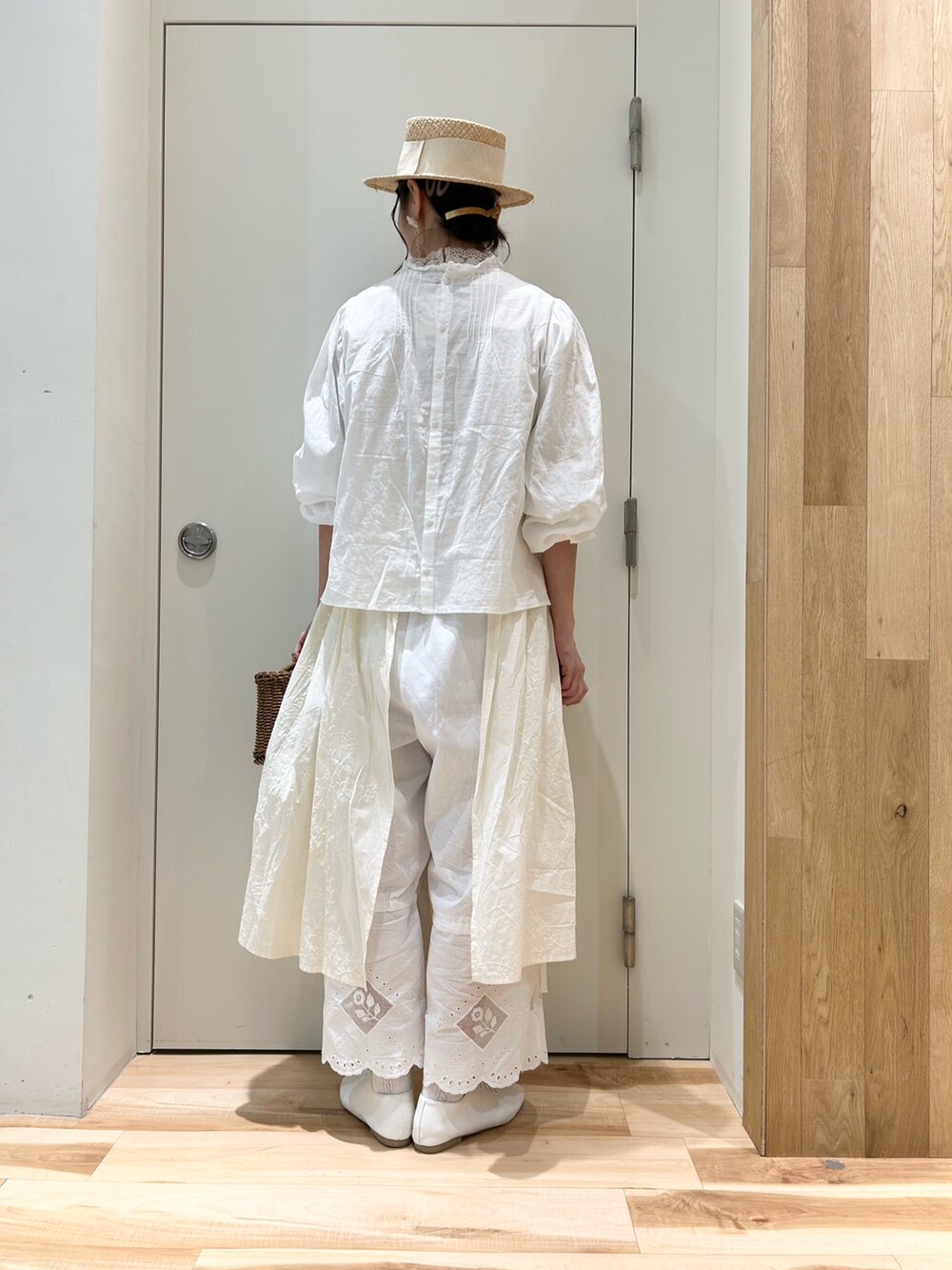 ベージュ系のTシャツ/カットソー、ホワイト系のその他シューズ、ホワイト系のシャツ/ブラウスを着用したレディースの冬コーディネートの3枚目の写真