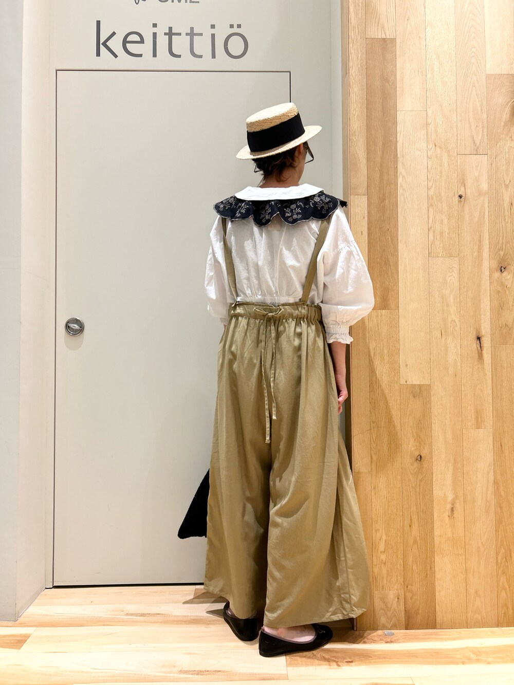 ホワイト系のシャツ/ブラウス、ベージュ系のその他パンツ、ブラック系のハンドバッグを着用したレディースの春コーディネートの2枚目の写真