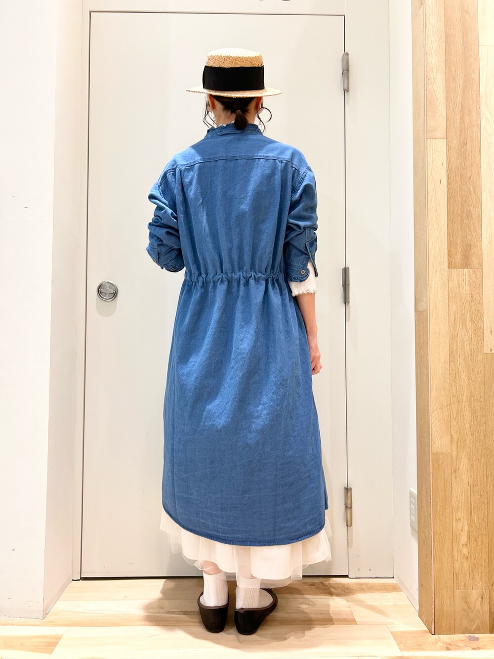 ホワイト系のTシャツ/カットソー、ブルー系のワンピース/ドレス、ホワイト系のスカートを着用したレディースの冬コーディネートの3枚目の写真