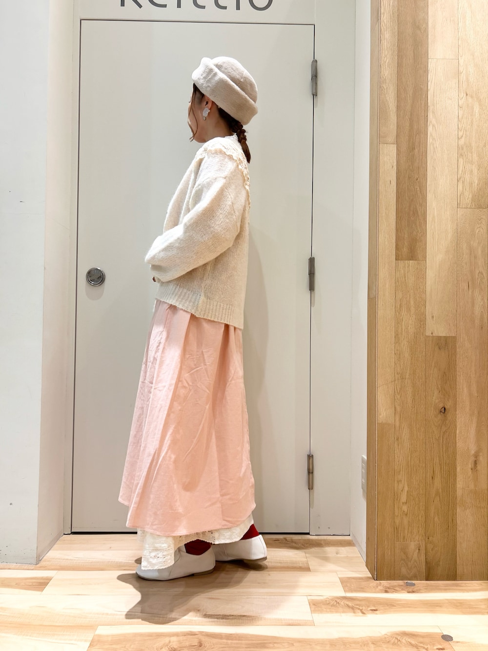 ホワイト系のカーディガン/ボレロ、ピンク系のワンピース、ホワイト系のスカートを着用したレディースの冬コーディネートの2枚目の写真