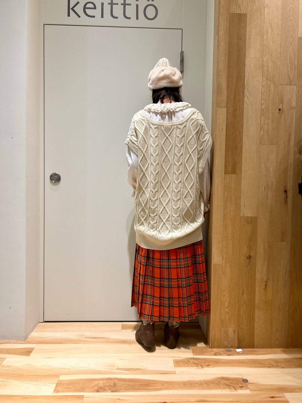 ホワイト系のベスト、ホワイト系のシャツ/ブラウス、レッド系のスカートを着用したレディースの冬コーディネートの3枚目の写真