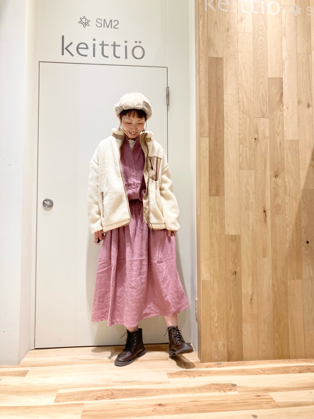 ベージュ系のブルゾン、ピンク系のスカート、ピンク系のシャツ/ブラウスを着用したレディースの秋コーディネートの2枚目の写真