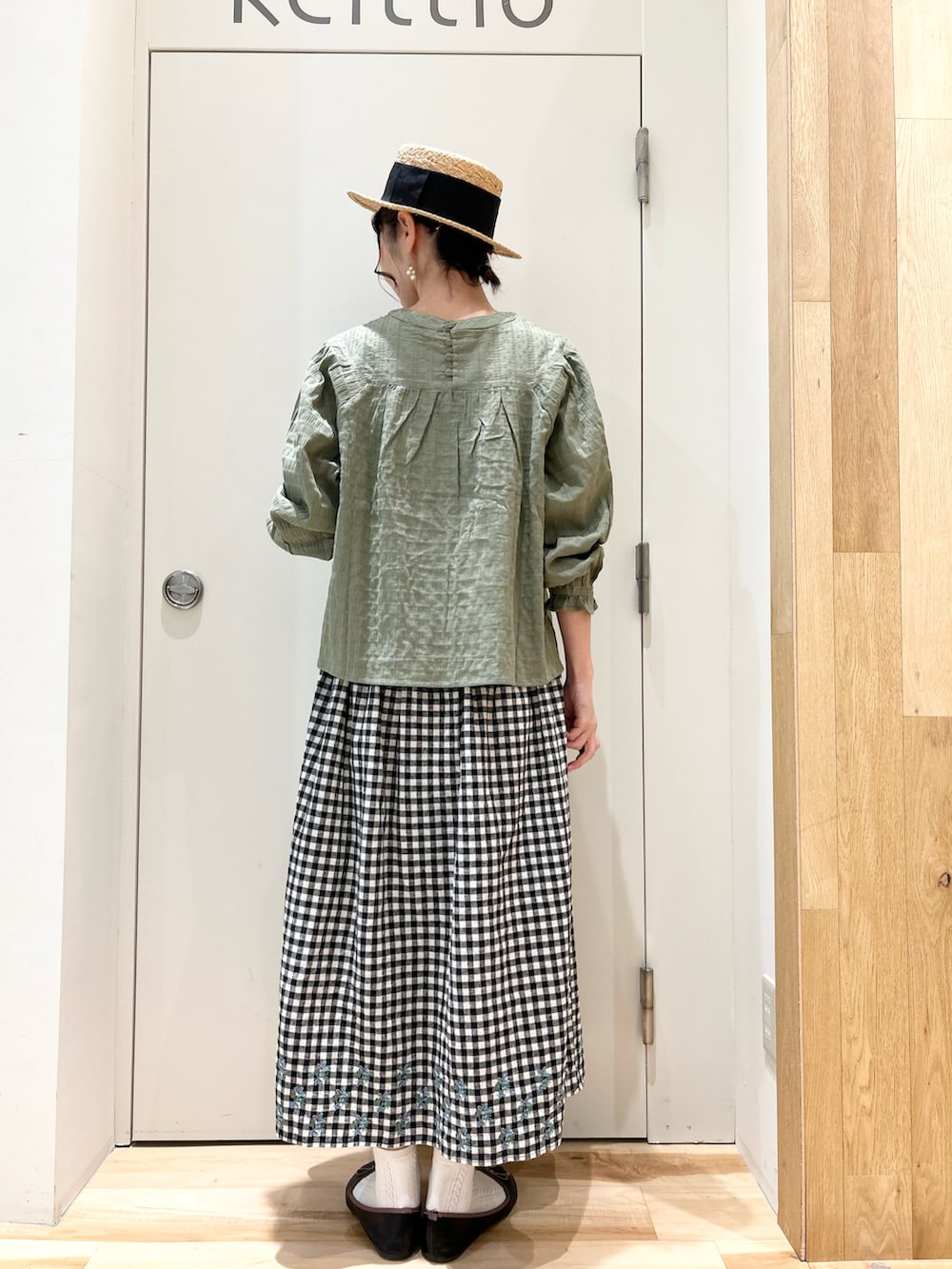 グリーン系のシャツ/ブラウス、ブラック系のスカート、グレー系のTシャツ/カットソーを着用したレディースの冬コーディネートの3枚目の写真