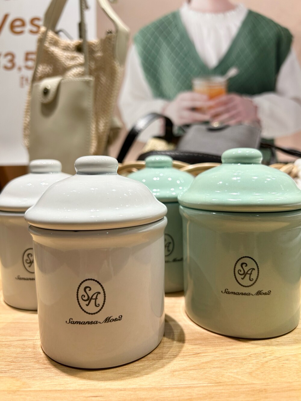 ベージュ系のワンピース/ドレス、ホワイト系のその他パンツ、ブラウン系のハットを着用したレディースの春コーディネートの2枚目の写真