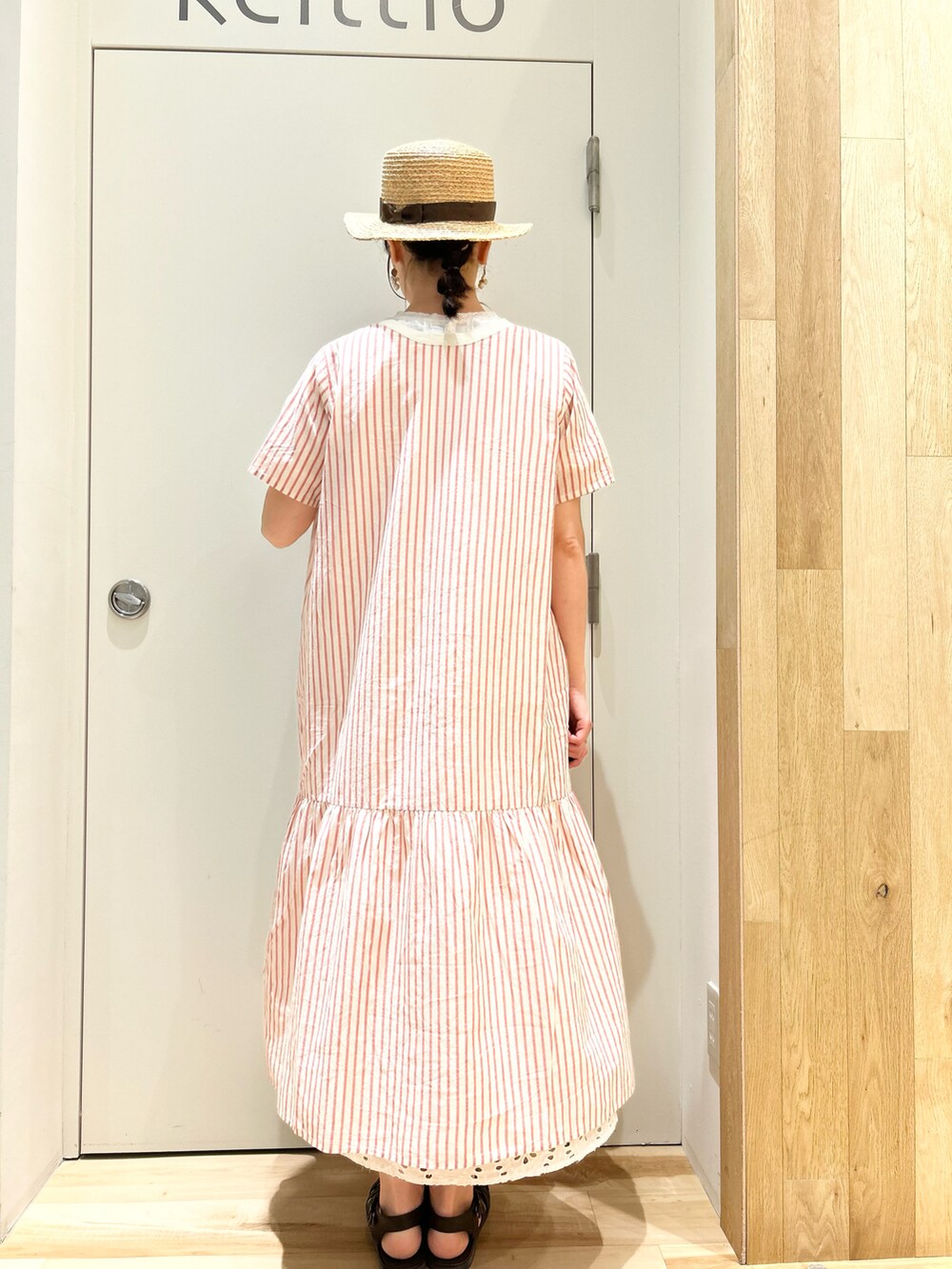 ホワイト系のシャツ/ブラウス、レッド系のワンピース、ホワイト系のスカートを着用したレディースの夏コーディネートの3枚目の写真