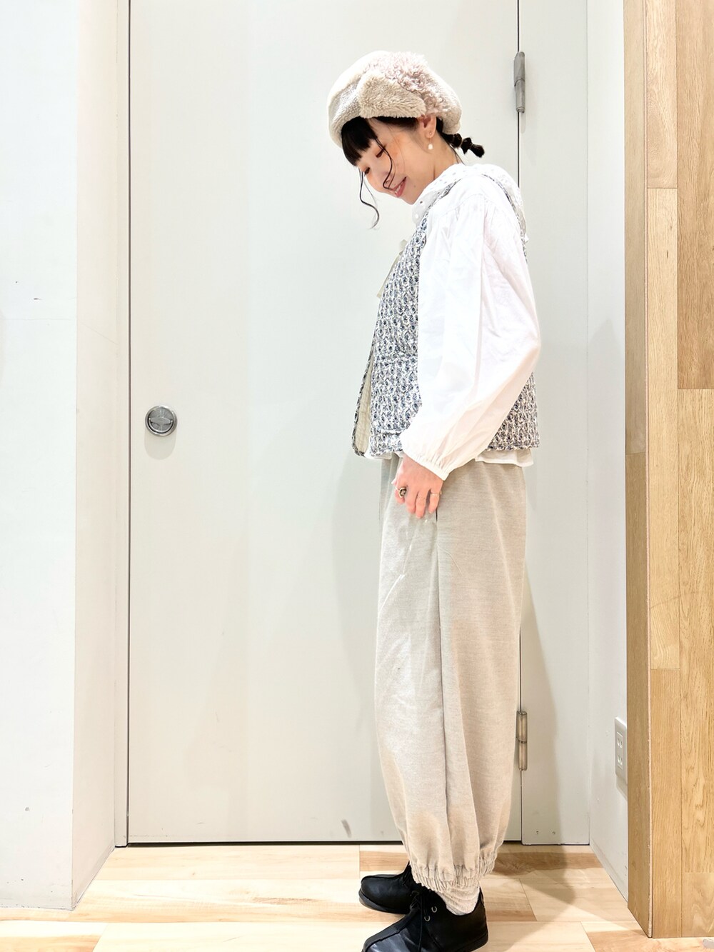 ホワイト系のシャツ/ブラウス、ホワイト系のベスト、グレー系のその他パンツを着用したレディースの冬コーディネートの2枚目の写真