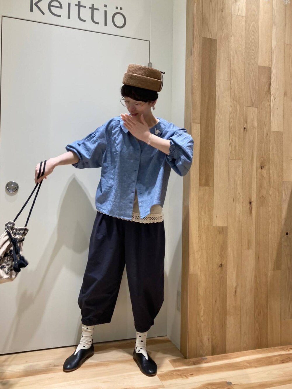ブルー系のシャツ/ブラウス、グレー系のその他パンツ、ブラック系のその他シューズを着用したレディースの春コーディネートの3枚目の写真