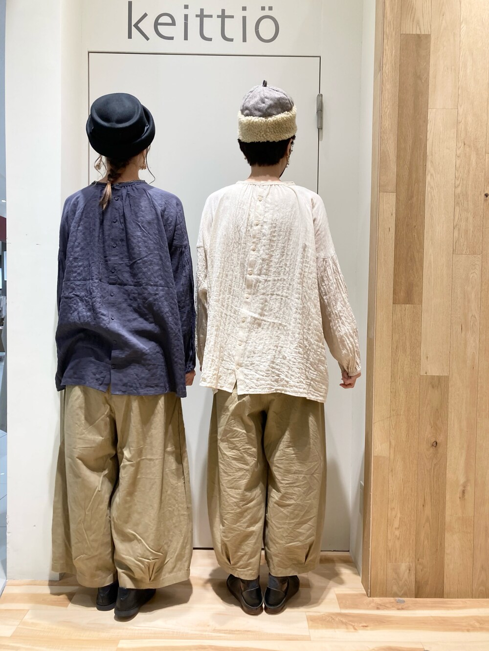 ホワイト系のシャツ/ブラウス、グレー系のシャツ/ブラウス、ベージュ系のパンツを着用したレディースの秋コーディネートの2枚目の写真