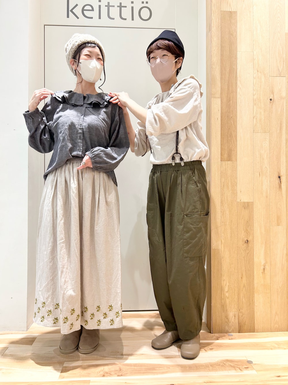 ベージュ系のシャツ/ブラウス、グリーン系のカーゴパンツ、ベージュ系のスカートを着用したレディースの秋コーディネートの2枚目の写真