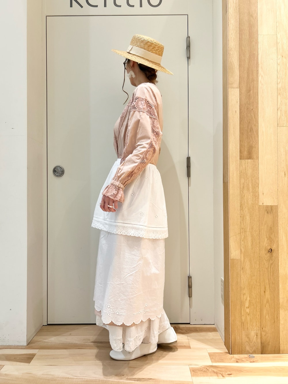 ピンク系のワンピース、ホワイト系のスカートを着用したレディースの春コーディネートの2枚目の写真