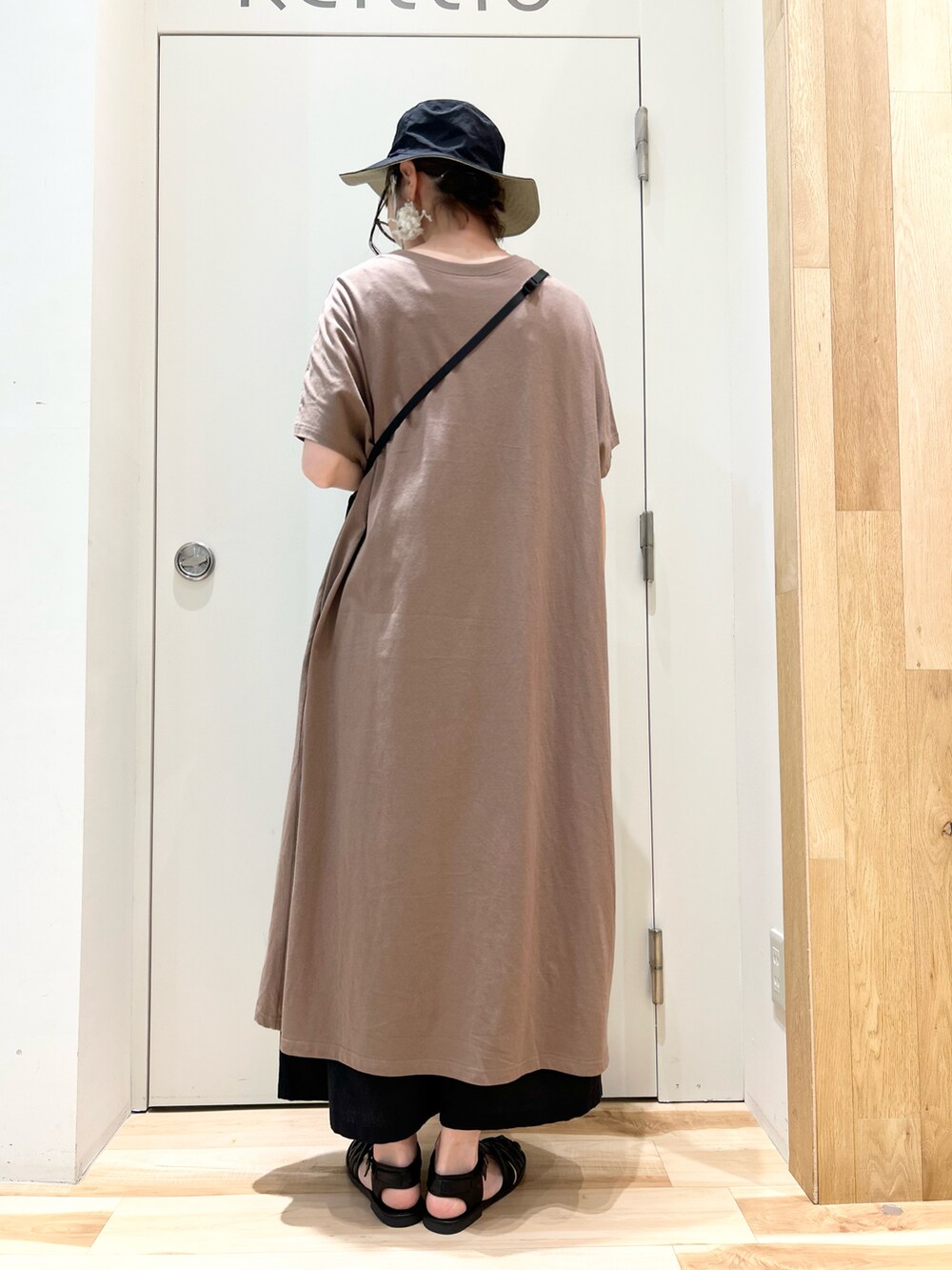 ブラック系のハンドバッグ、ブラウン系のワンピース、ブラック系のその他パンツを着用したレディースの春コーディネートの2枚目の写真