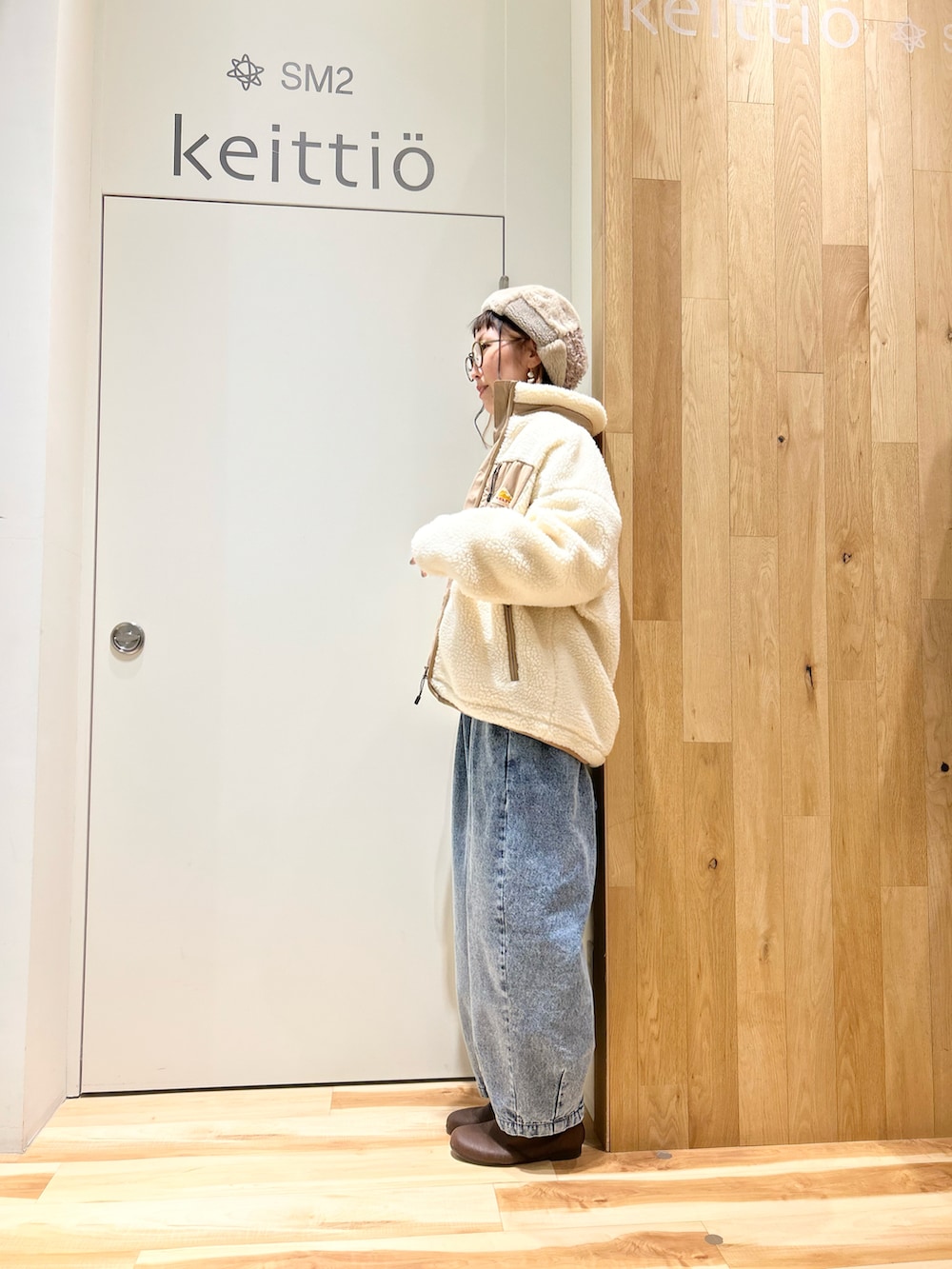 ベージュ系のブルゾン、ホワイト系のシャツ/ブラウス、ホワイト系のニット/セーターを着用したレディースの冬コーディネートの2枚目の写真