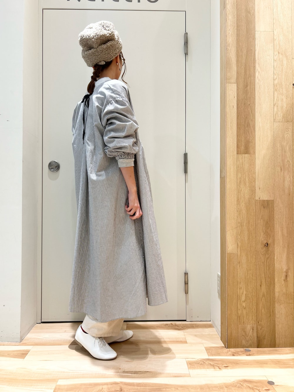 ブラック系のワンピース、グレー系のTシャツ/カットソー、ホワイト系のその他パンツを着用したレディースの冬コーディネートの3枚目の写真