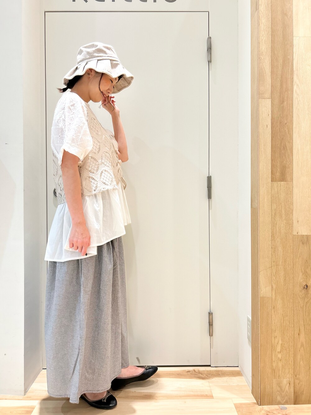 ホワイト系のシャツ/ブラウス、ホワイト系のベスト、ブラック系のその他パンツを着用したレディースの夏コーディネートの2枚目の写真