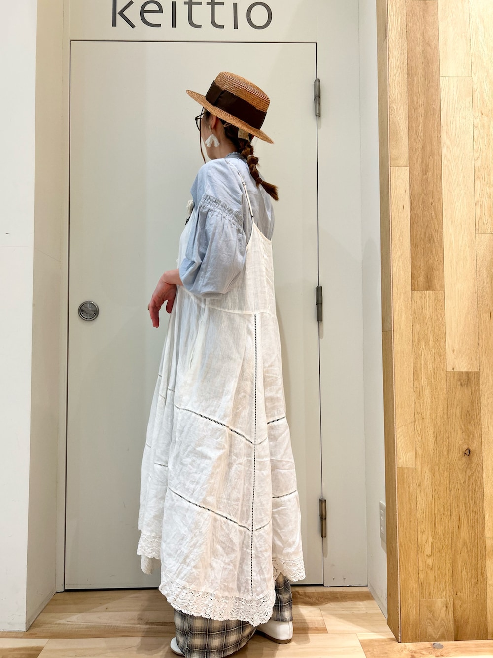 ブルー系のシャツ/ブラウス、ブラック系のその他パンツを着用したレディースの春コーディネートの2枚目の写真