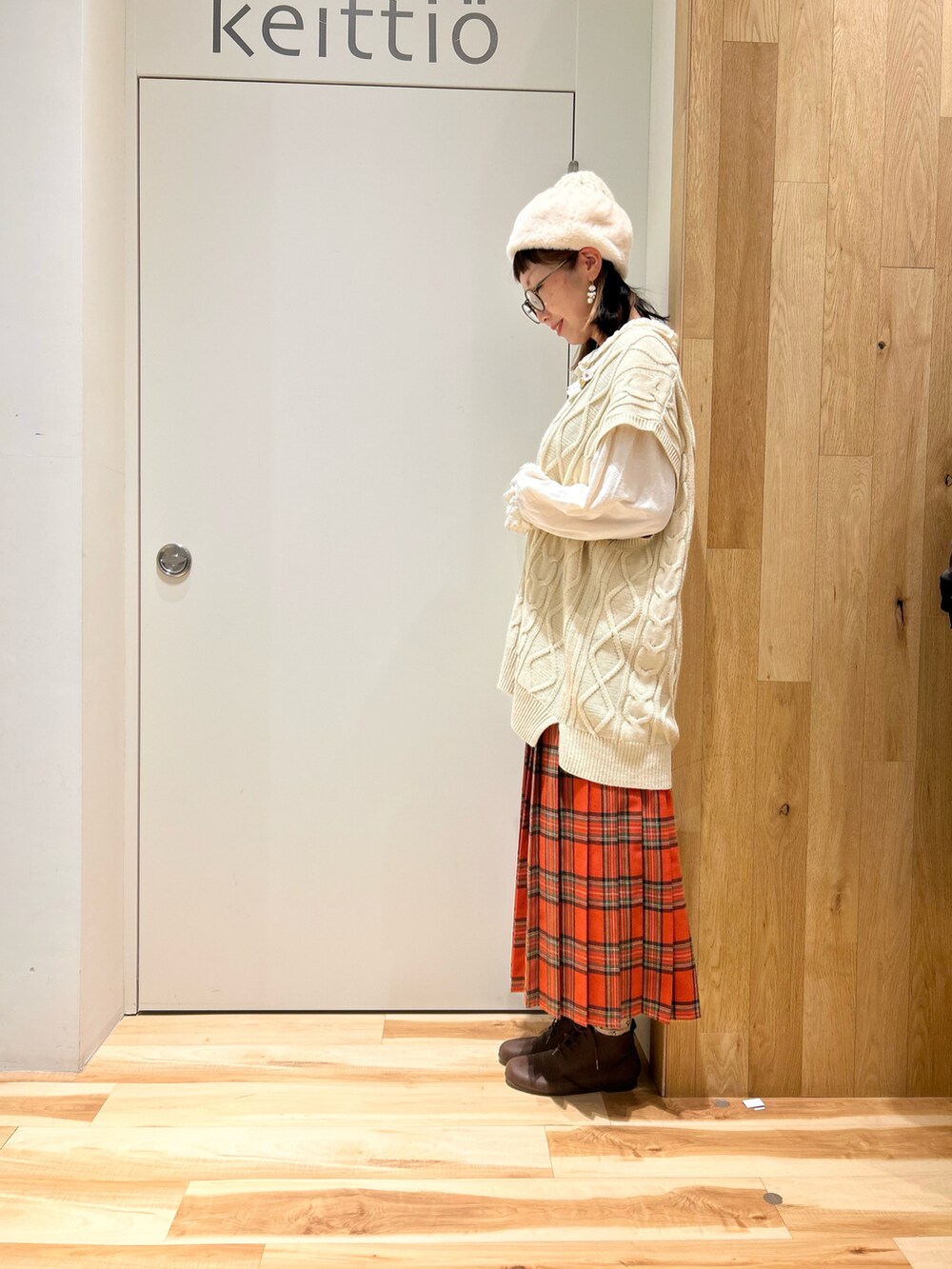 ホワイト系のベスト、ホワイト系のシャツ/ブラウス、レッド系のスカートを着用したレディースの冬コーディネートの2枚目の写真