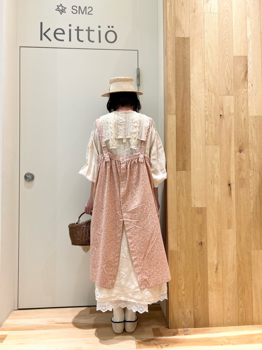 ホワイト系のワンピース、ホワイト系のスカート、ベージュ系のドレスシューズを着用したレディースの春コーディネートの2枚目の写真