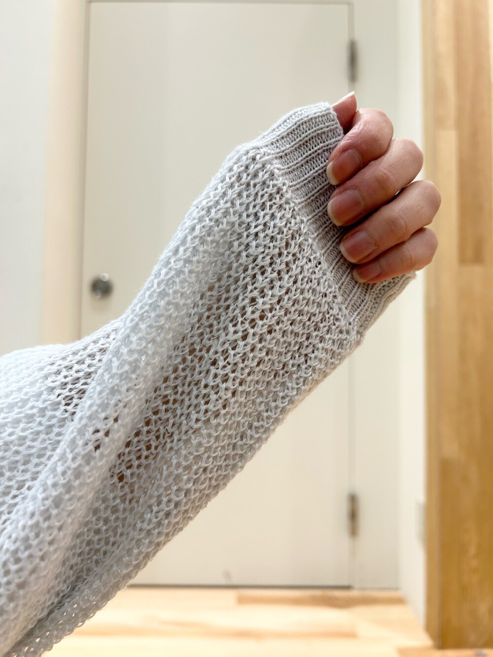 ブルー系のカーディガン/ボレロ、ホワイト系のシャツ/ブラウス、ブルー系のデニムパンツを着用したレディースの冬コーディネートの4枚目の写真