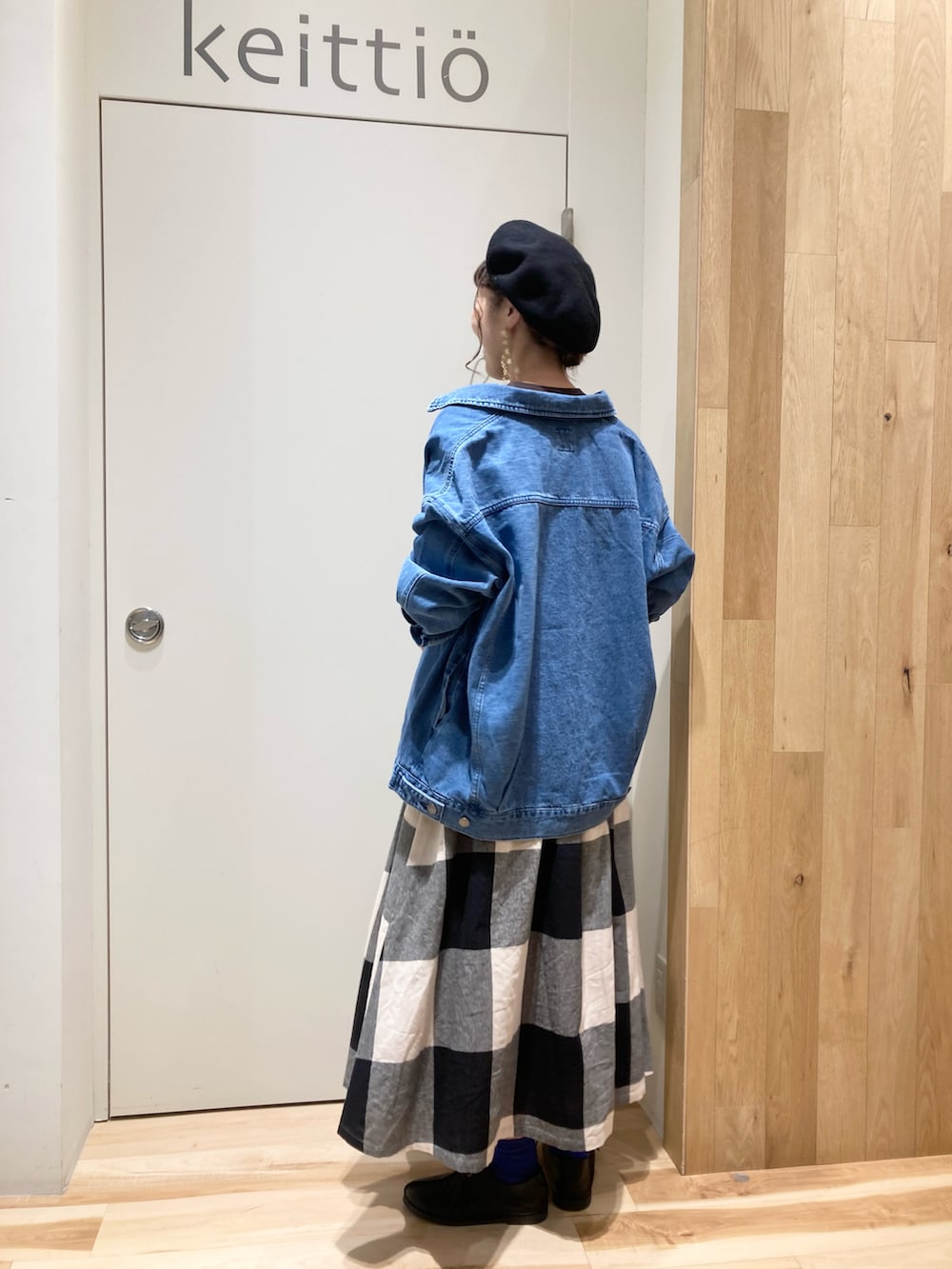 ブラウン系のTシャツ/カットソー、ブルー系のデニムジャケット、ブラック系のスカートを着用したレディースの夏コーディネートの2枚目の写真