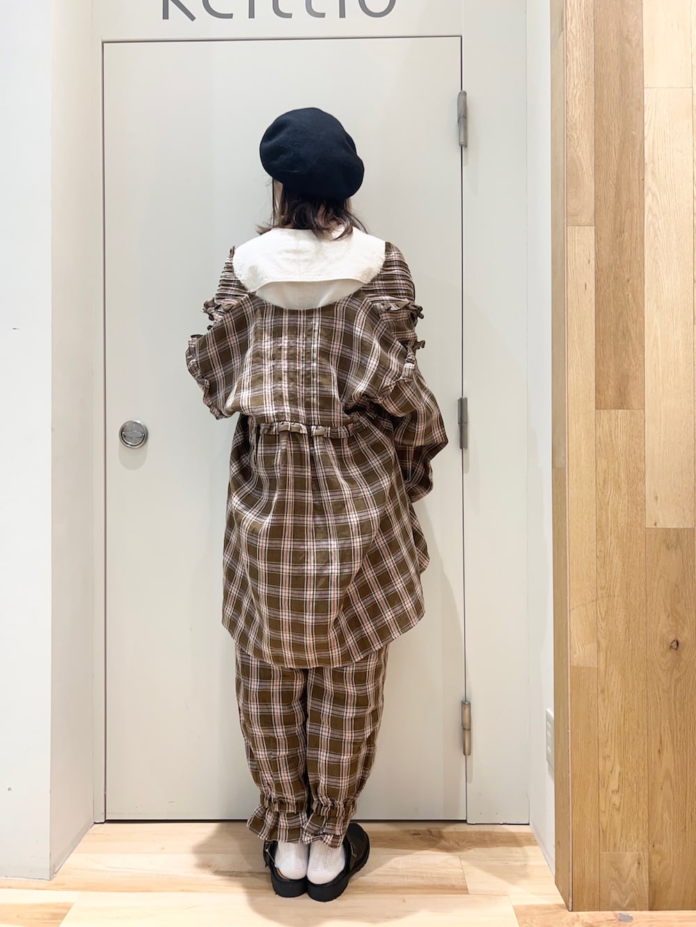 ホワイト系のシャツ/ブラウス、グリーン系のその他パンツ、グリーン系のシャツ/ブラウスを着用したレディースの秋コーディネートの3枚目の写真
