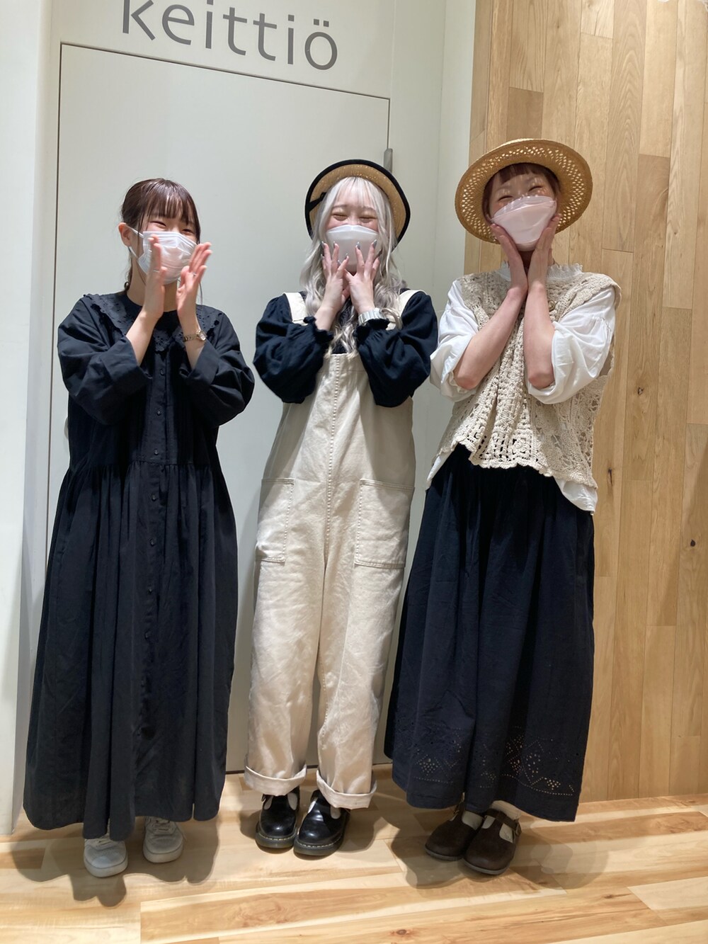 ブラック系のチュニック、ホワイト系のベスト、ベージュ系のサロペット/オーバーオールを着用したレディースの春コーディネートの2枚目の写真