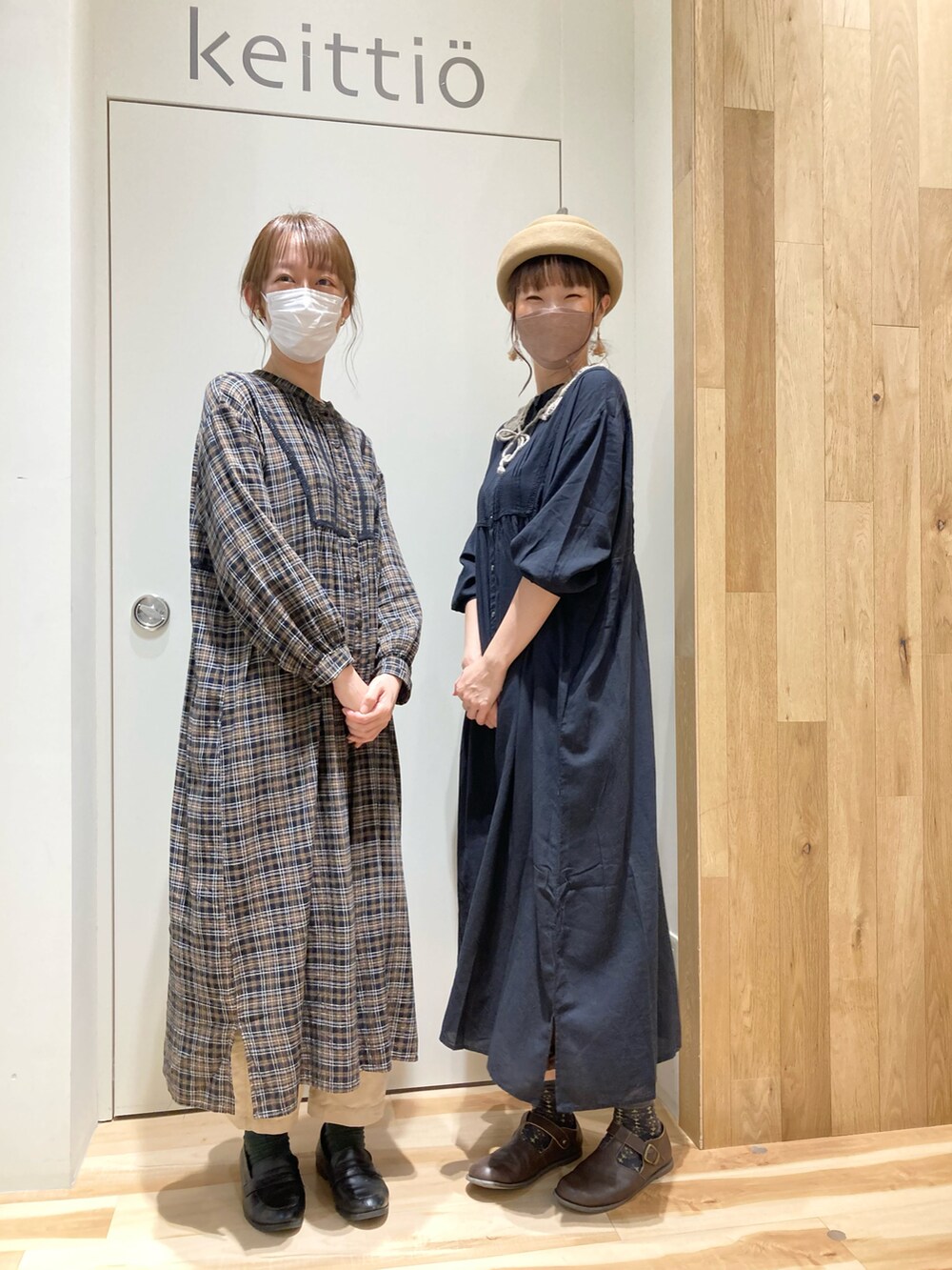 ブラック系のワンピース、ブラウン系のその他パンツ、ブラウン系のワンピースを着用したレディースの秋コーディネートの2枚目の写真