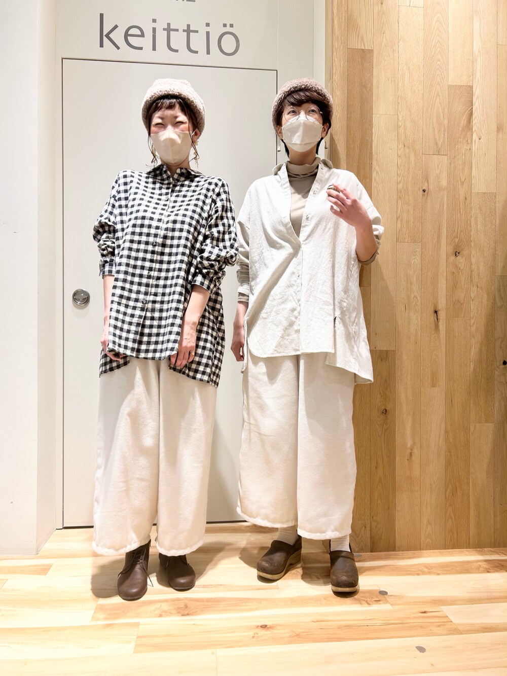 グレー系のチュニック、ベージュ系のTシャツ/カットソー、ホワイト系のパンツを着用したレディースの冬コーディネートの4枚目の写真