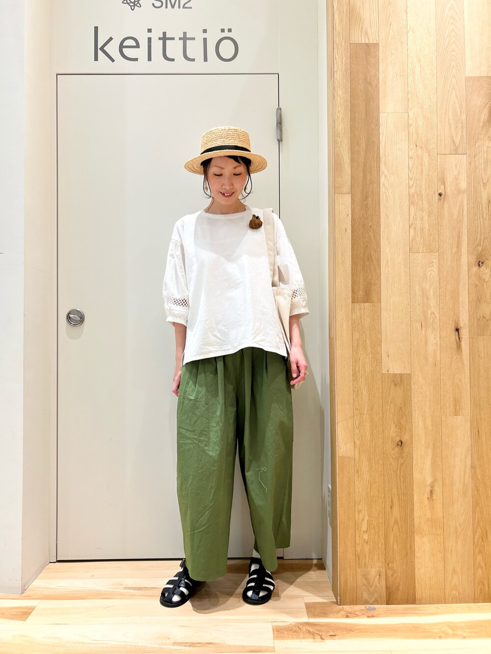 ホワイト系のタンクトップ、ホワイト系のシャツ/ブラウス、グレー系のシャツ/ブラウスを着用したレディースの春コーディネートの4枚目の写真