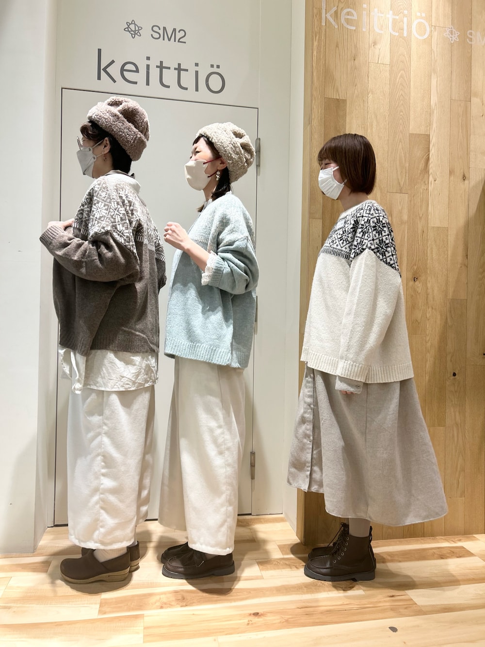 ホワイト系のカーディガン/ボレロ、グレー系のチュニック、ベージュ系のTシャツ/カットソーを着用したレディースの冬コーディネートの2枚目の写真