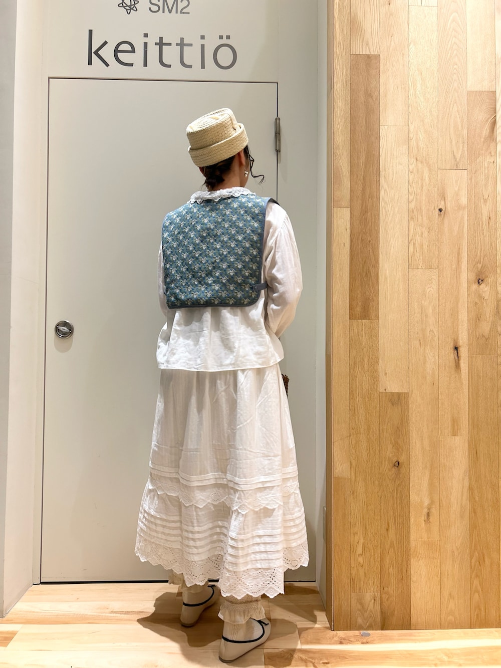 ブルー系のベスト、ホワイト系のシャツ/ブラウス、ホワイト系のその他パンツを着用したレディースの春コーディネートの3枚目の写真