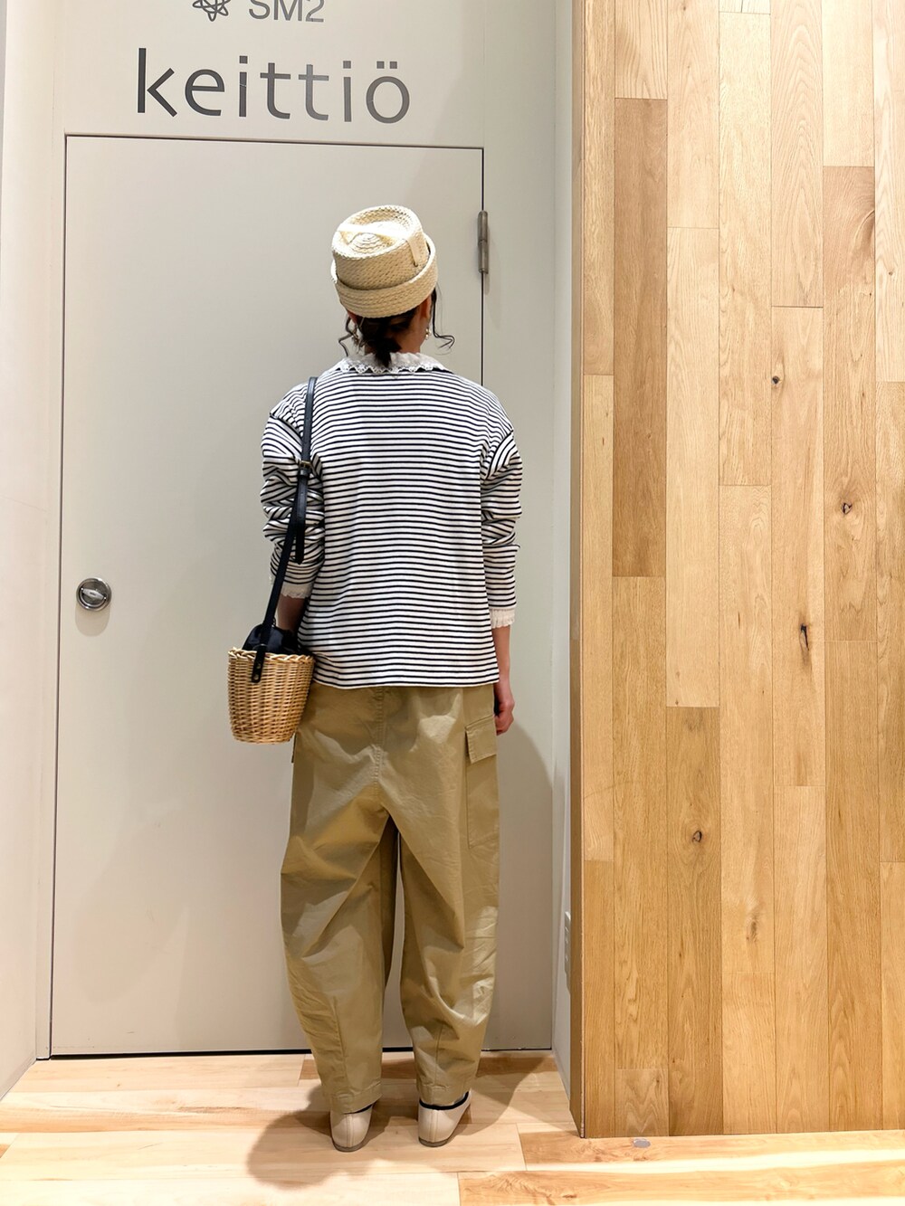 ホワイト系のシャツ/ブラウス、ブラック系のカーディガン/ボレロ、ブラック系のハンドバッグを着用したレディースの春コーディネートの3枚目の写真