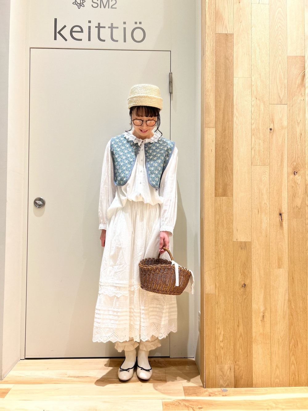 ブルー系のベスト、ホワイト系のシャツ/ブラウス、ホワイト系のその他パンツを着用したレディースの春コーディネートの4枚目の写真