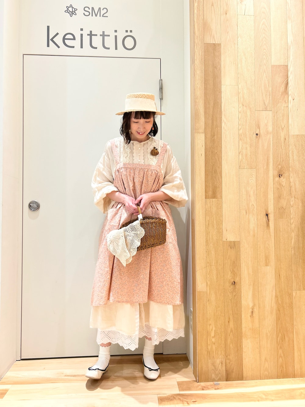 ホワイト系のワンピース、ホワイト系のスカート、ベージュ系のドレスシューズを着用したレディースの春コーディネートの3枚目の写真