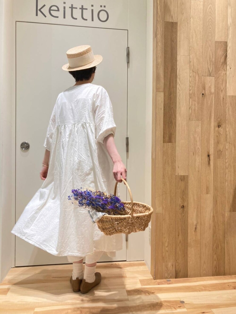 ホワイト系のパンツ、イエロー系のその他シューズ、ホワイト系のワンピースを着用したレディースの春コーディネートの3枚目の写真