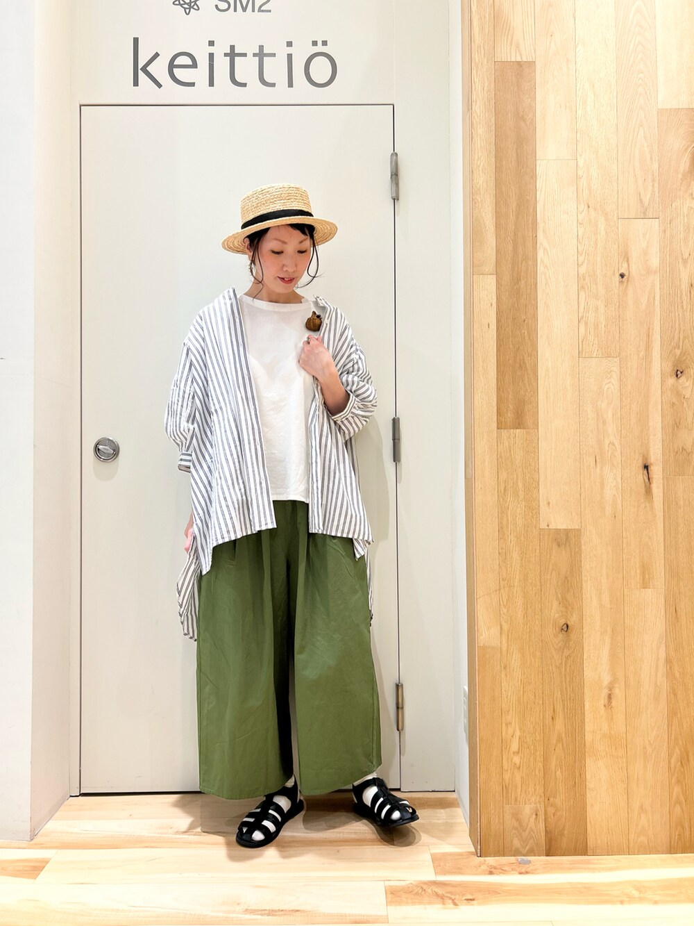 ホワイト系のタンクトップ、ホワイト系のシャツ/ブラウス、グレー系のシャツ/ブラウスを着用したレディースの春コーディネートの3枚目の写真