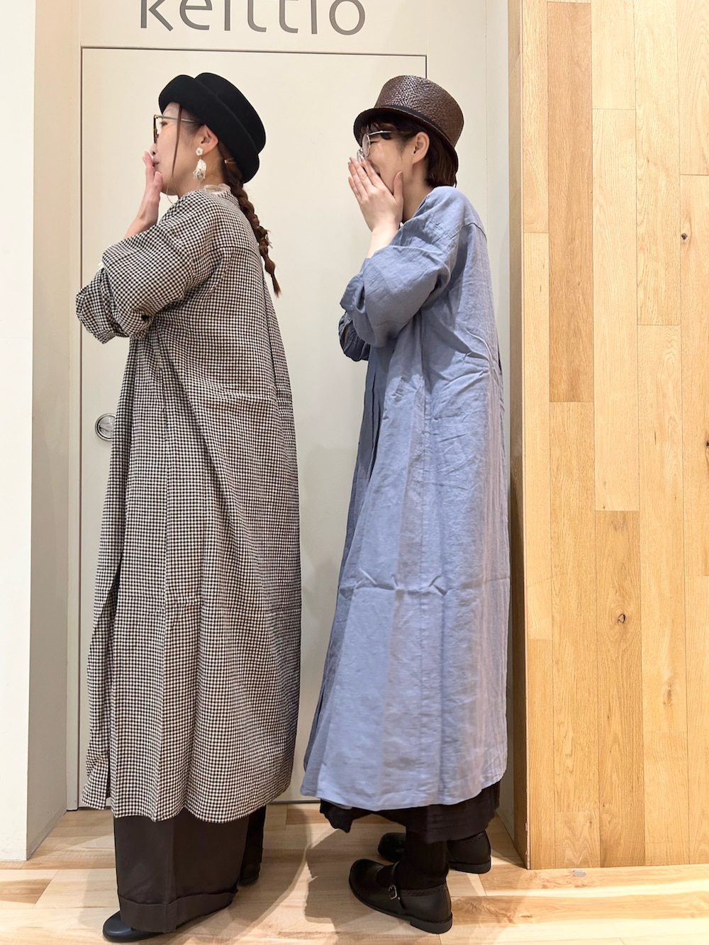 ブルー系のワンピース/ドレス、ブラック系のスカート、ブラック系のパンツを着用したレディースの秋コーディネートの2枚目の写真