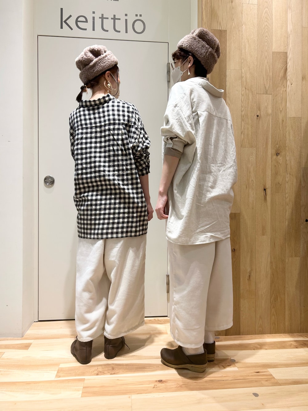 グレー系のチュニック、ベージュ系のTシャツ/カットソー、ホワイト系のパンツを着用したレディースの冬コーディネートの2枚目の写真