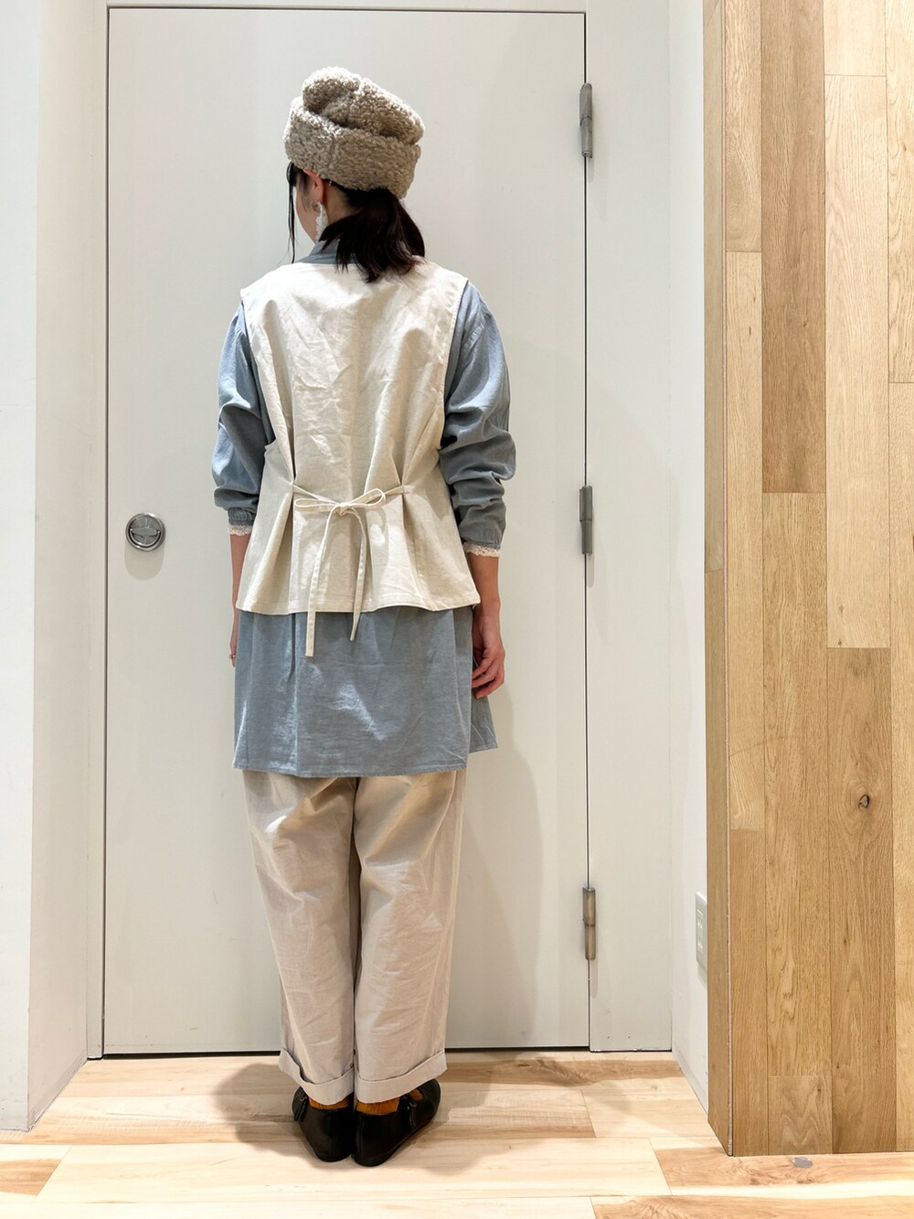 ホワイト系のベスト、ブルー系のシャツ/ブラウス、ベージュ系のその他パンツを着用したレディースの秋コーディネートの2枚目の写真