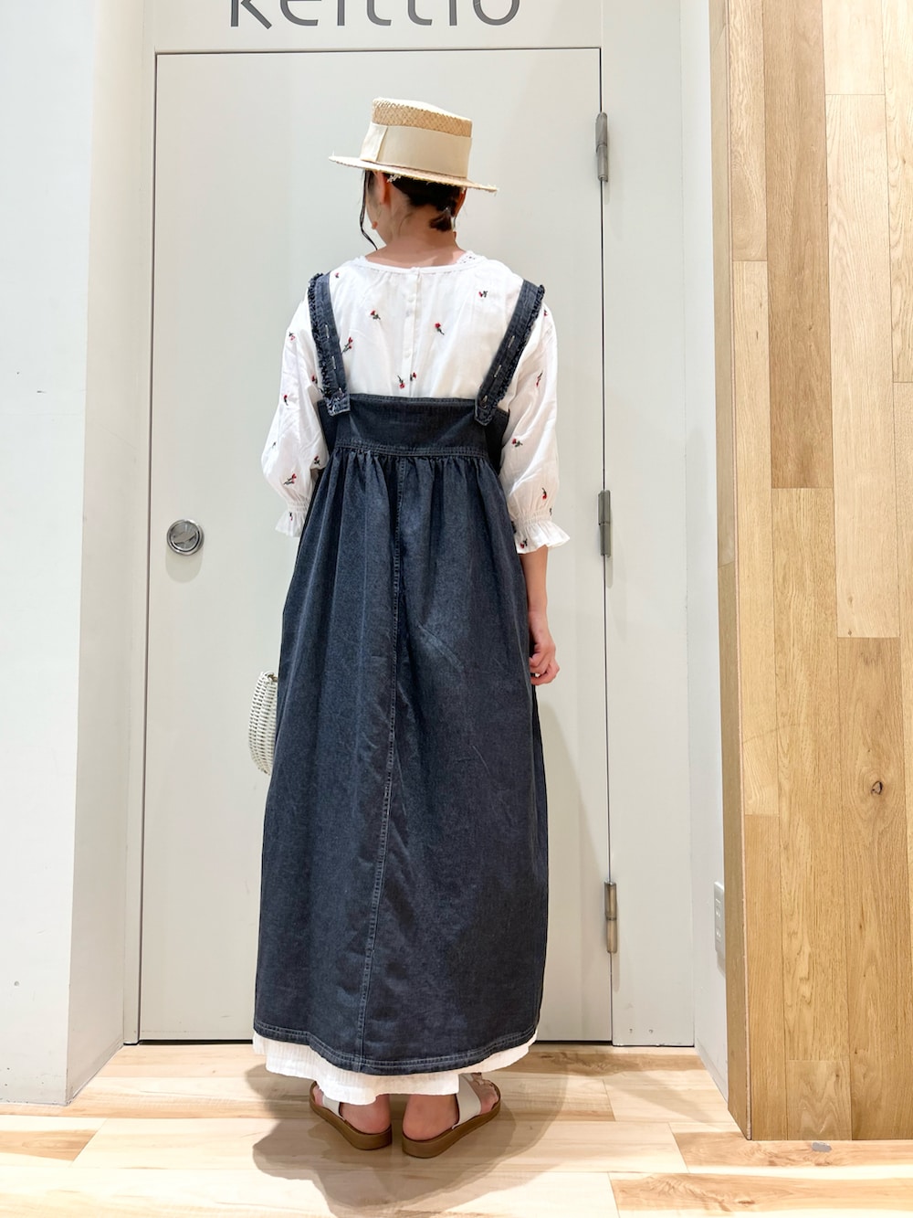 ホワイト系のシャツ/ブラウス、ホワイト系のTシャツ/カットソー、ブラック系のワンピースを着用したレディースの春コーディネートの3枚目の写真