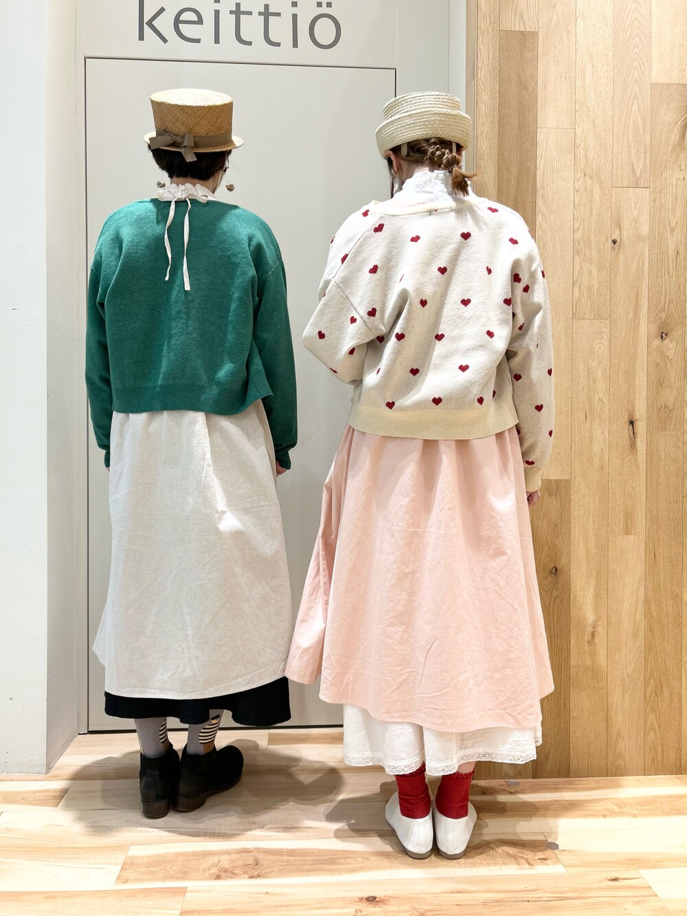 ホワイト系のカーディガン/ボレロ、ピンク系のワンピース、ホワイト系のTシャツ/カットソーを着用したレディースの冬コーディネートの2枚目の写真