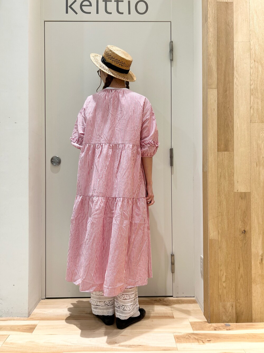 ホワイト系のTシャツ/カットソー、レッド系のワンピース、レッド系のワンピース/ドレスを着用したレディースの春コーディネートの5枚目の写真