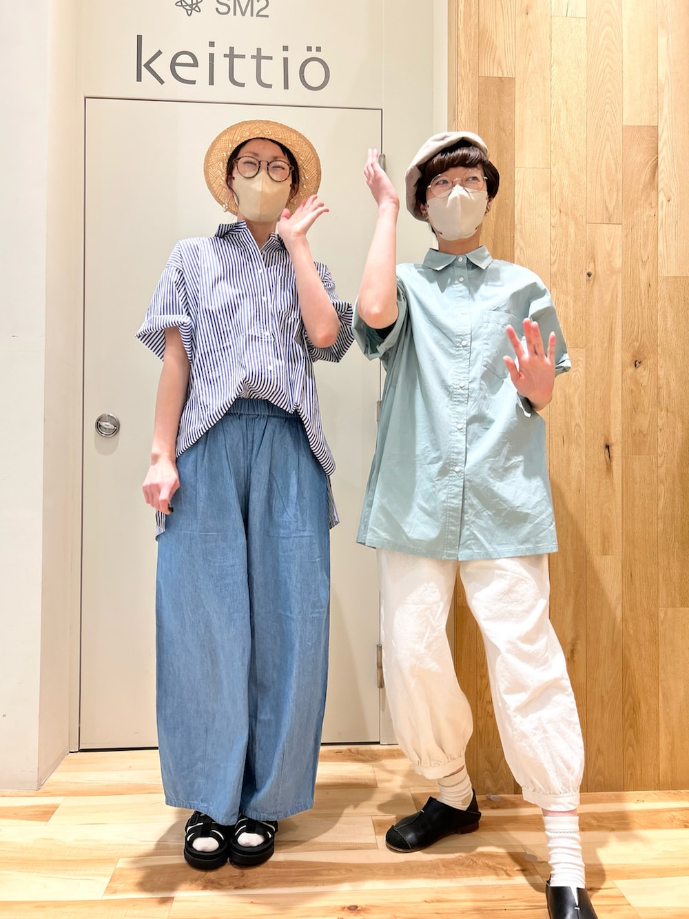 ホワイト系のその他パンツ、ブルー系のデニムパンツ、ブラック系のサンダルを着用したレディースの春コーディネートの4枚目の写真