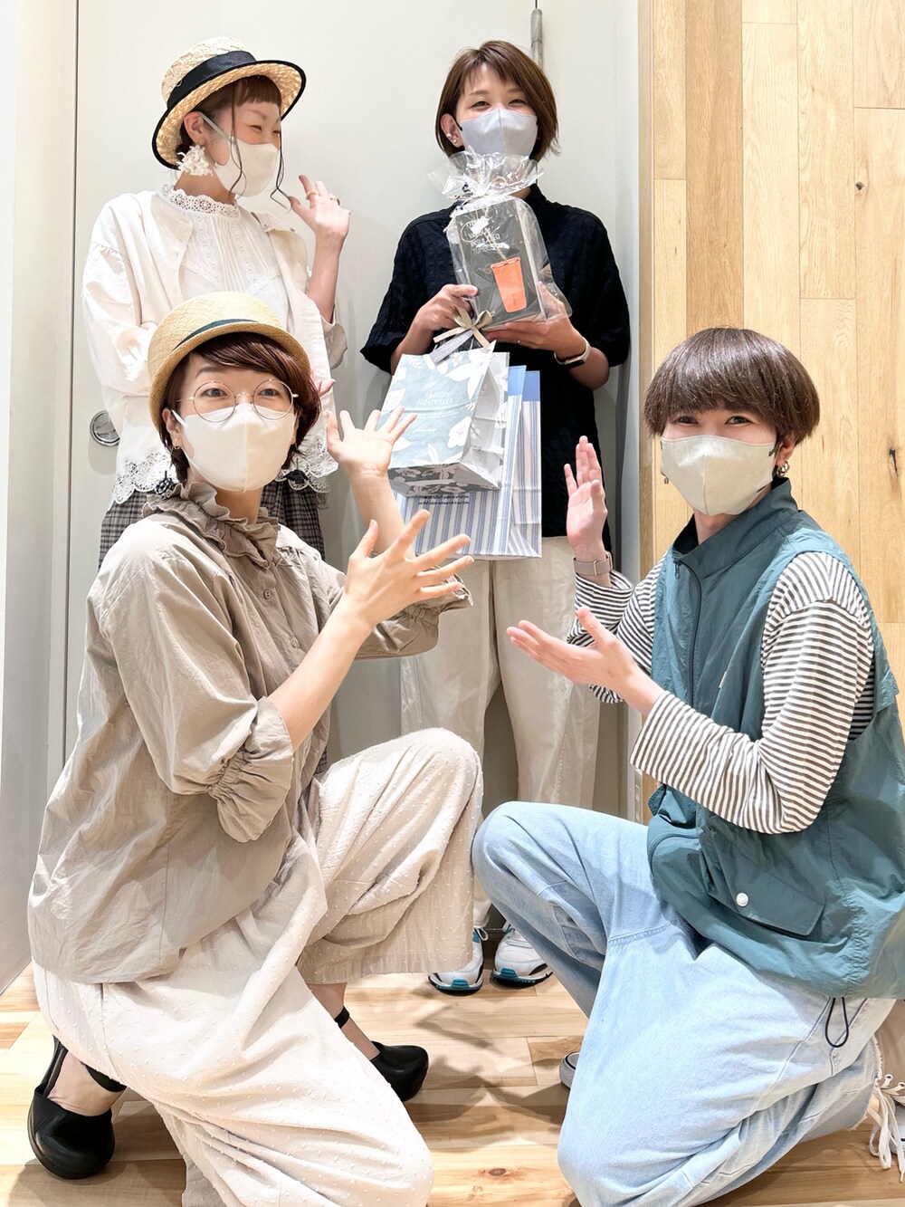 ブラック系のシャツ/ブラウス、グリーン系のブルゾン、ホワイト系のシャツ/ブラウスを着用したレディースの春コーディネートの2枚目の写真