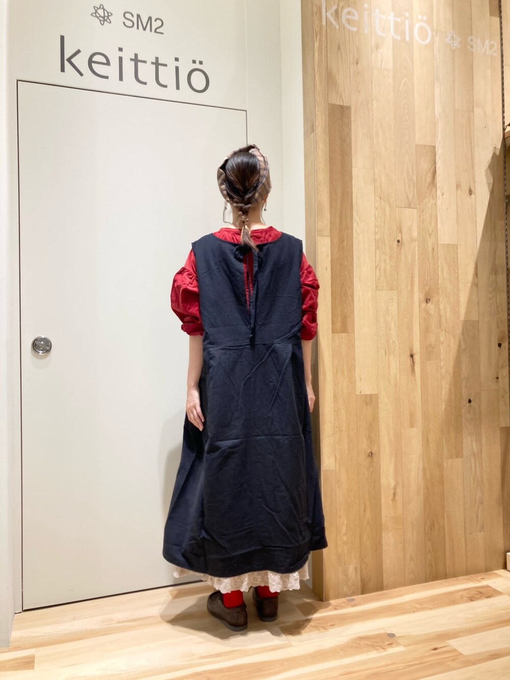 レッド系のワンピース/ドレス、ホワイト系のスカート、ブラウン系のその他シューズを着用したレディースの秋コーディネートの2枚目の写真