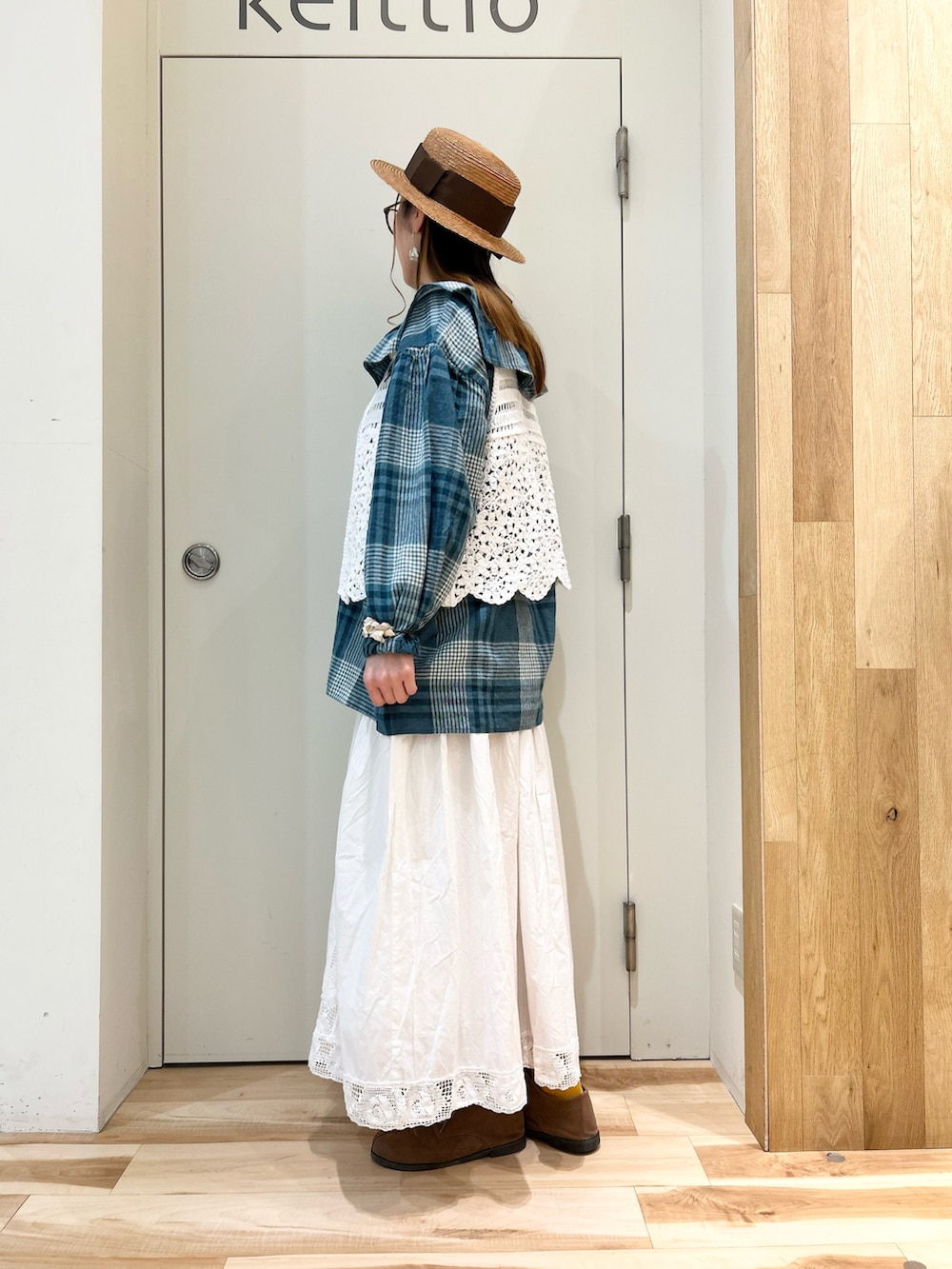 グリーン系のシャツ/ブラウス、ホワイト系のベスト、ホワイト系のスカートを着用したレディースの春コーディネートの3枚目の写真