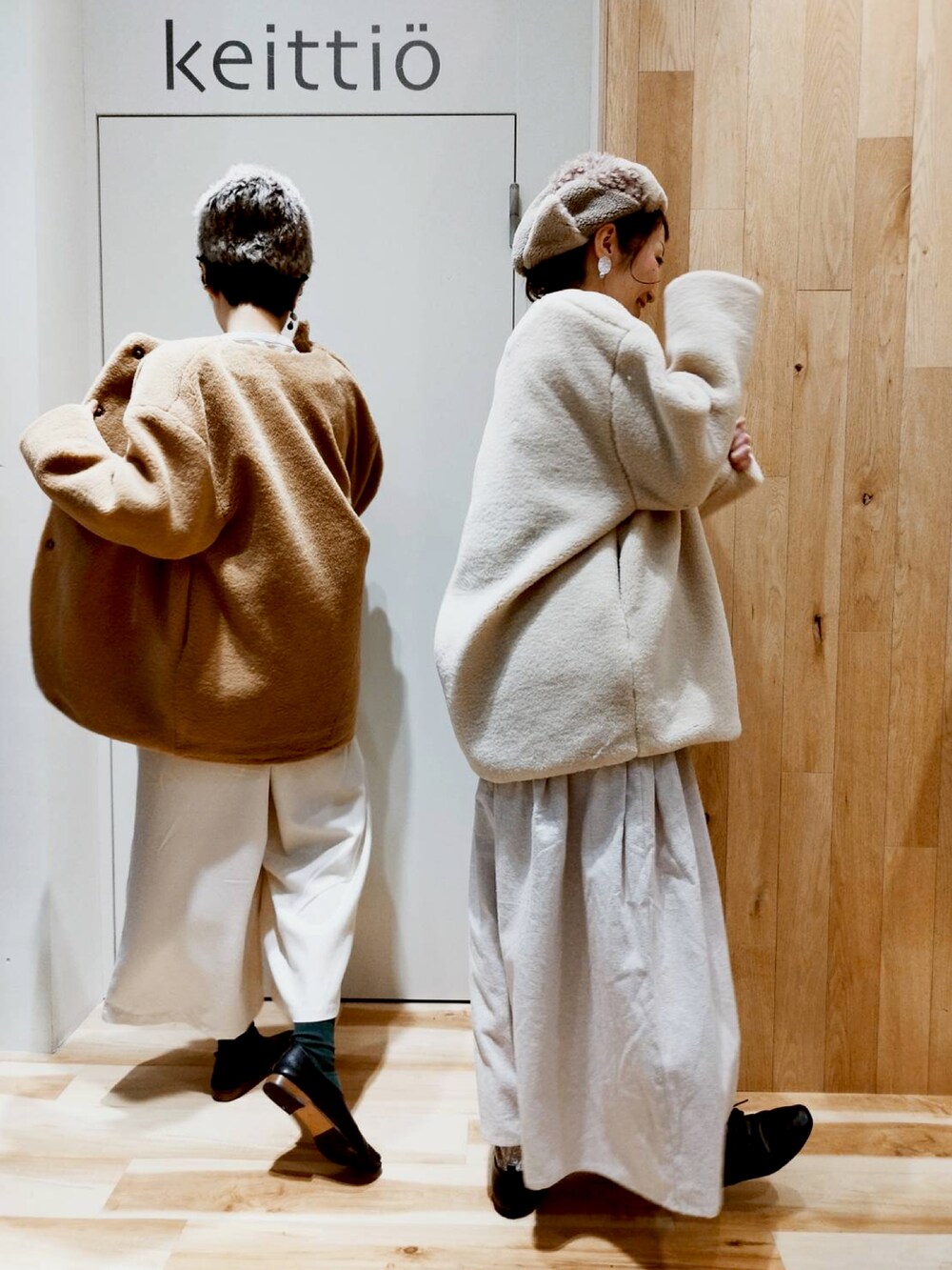 ホワイト系のノーカラーコート、ホワイト系のその他パンツ、ホワイト系のその他パンツを着用したレディースの冬コーディネートの4枚目の写真