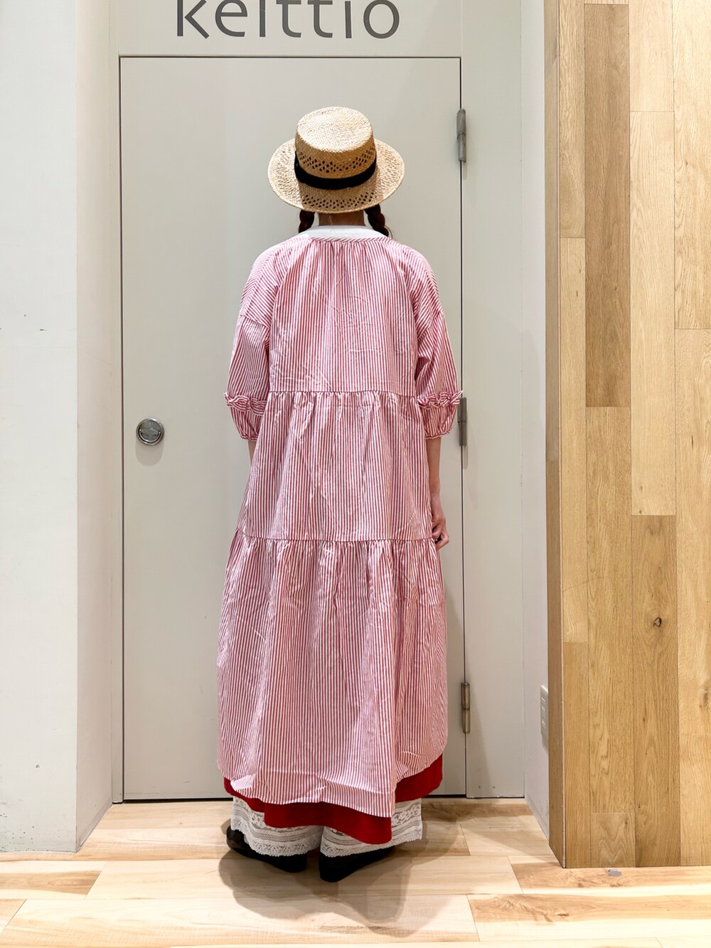 ホワイト系のTシャツ/カットソー、レッド系のワンピース、レッド系のワンピース/ドレスを着用したレディースの春コーディネートの2枚目の写真